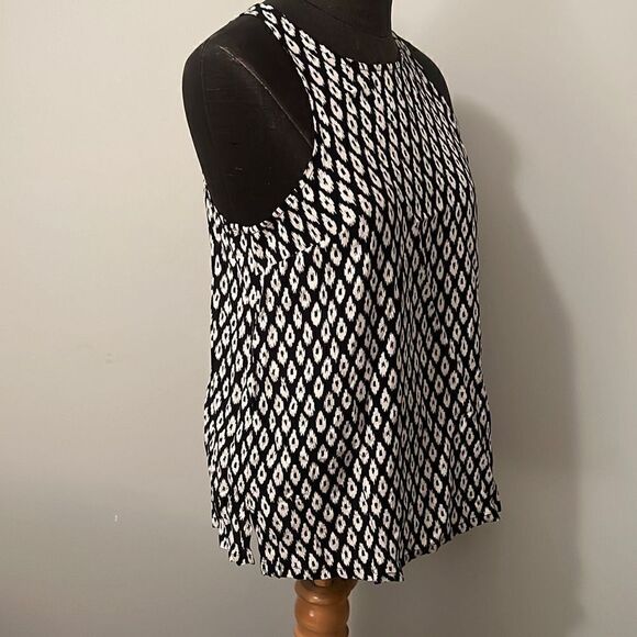 Old Navy Women's Black Sleeveless Keyhole Back Geometric Tank Top - Picture 2 of 7